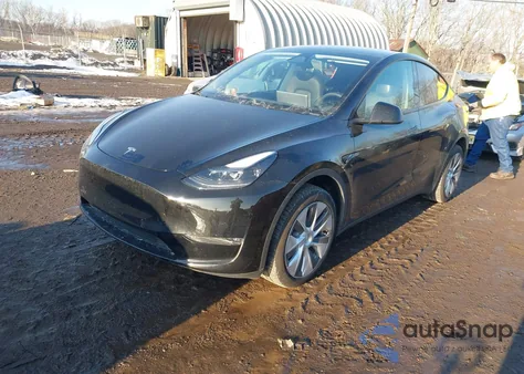 2024 Tesla Model Y Long Range Dual Motor All-Wheel Drive z USA, uszkodzony, nr VIN 7SAYGDEE6RA239156